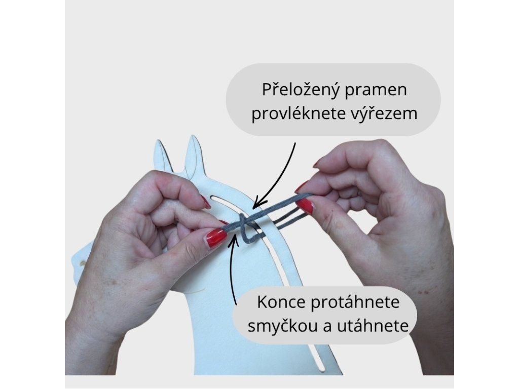 Ruce uvazují pramen macramé příze kolem můstku mezi výřezy v koňské hlavě