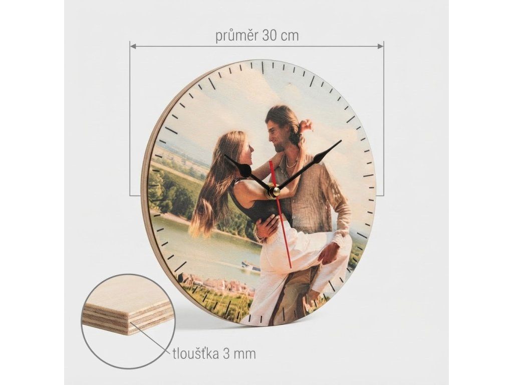 Hodiny s popisky rozměru 30 × 30 cm a tloušťky překližky 3 mm
